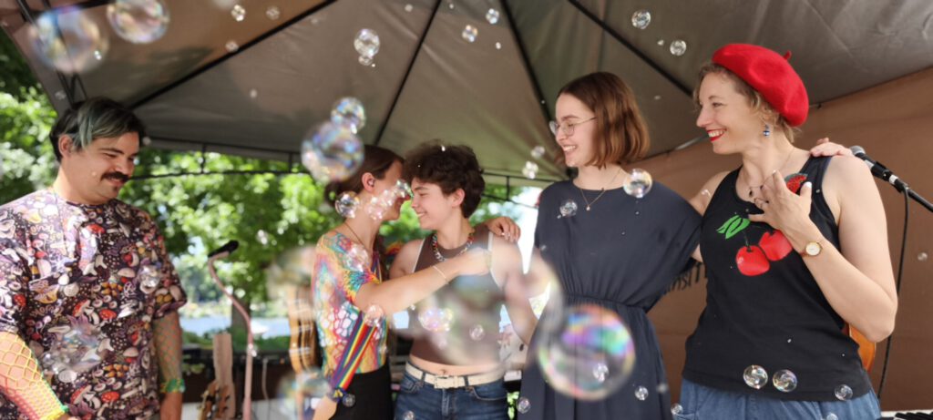 Bunt ist ihre Farbe - Ronja Maltzahn und Fede